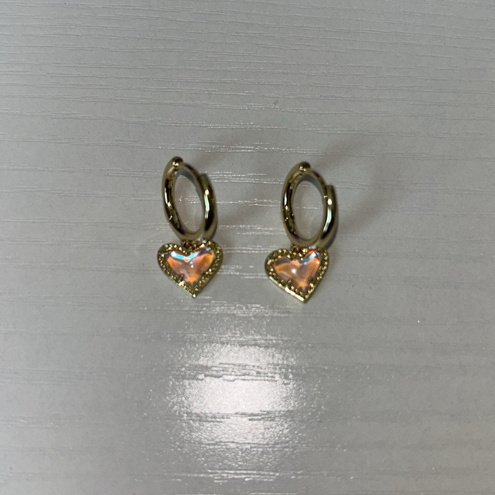 NEW Kendra Scott Ari Heart Gold Huggie Earrings in Dichroic Glass - Picture 4 of 4